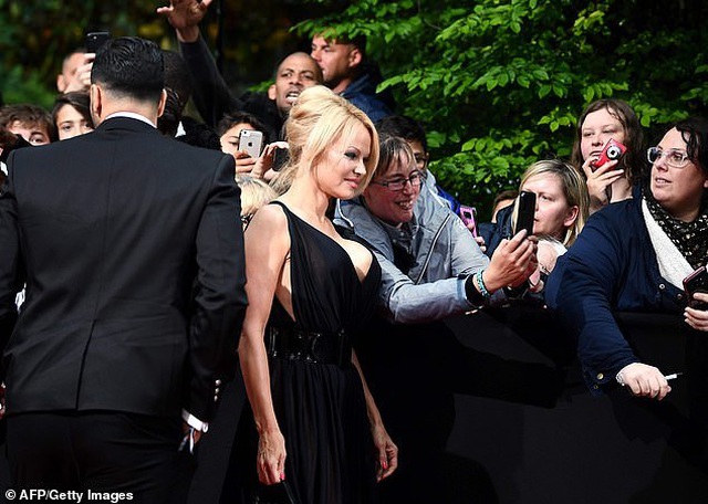 Pamela Anderson dự sự kiện cùng bạn trai kém 18 tuổi - 7