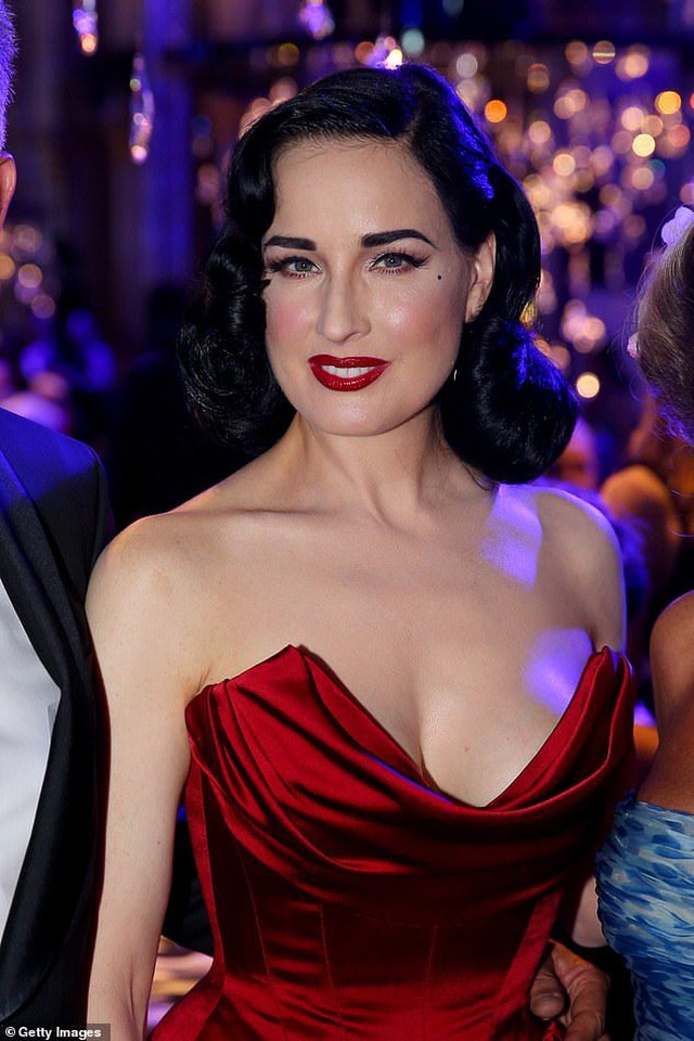 Nhan sắc đáng ngưỡng mộ của vũ nữ thoát y U50 Dita Von Teese - 2