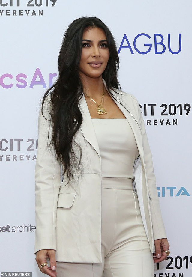 Kim Kardashian mặc kín đáo bất ngờ - 6