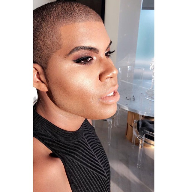  EJ Johnson hiện khá đắt show sự kiện 