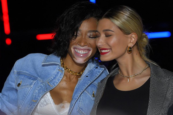  Cùng dự sự kiện với Hailey còn có chân dài Winnie Harlow 