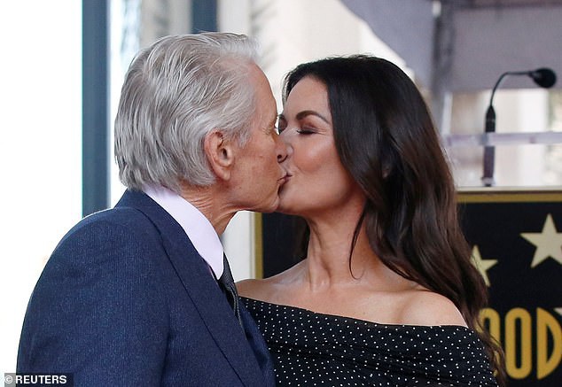  Catherine Zeta-Jones, 49 tuổi và Michael Douglas, 74 tuổi đã kết hôn 18 năm và có với nhau 2 mặt con 