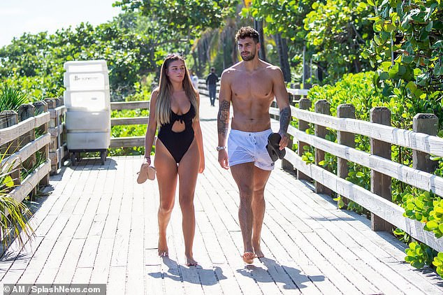  Zara McDermott và Adam Collard hẹn hò từ khi tham gia show truyền hình thực tế Love Island 