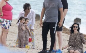 Rocker 72 tuổi cùng vợ trẻ, con thơ đi chơi ngoài biển