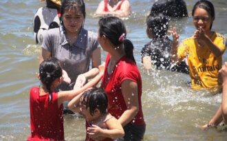 Kỳ lạ nơi người dân đổ xô tắm biển lúc… 12 giờ trưa để xả xui