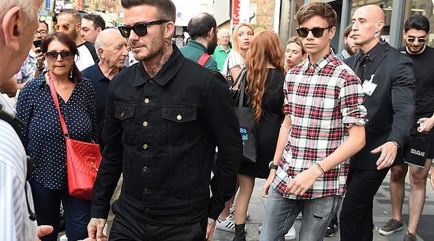 David Beckham trẻ trung bên con trai Romeo