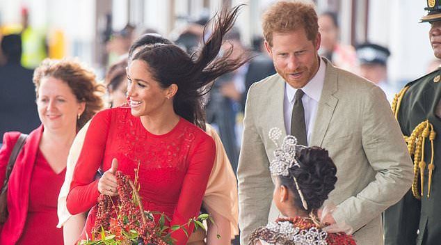 Meghan Markle mặc váy còn nguyên mác