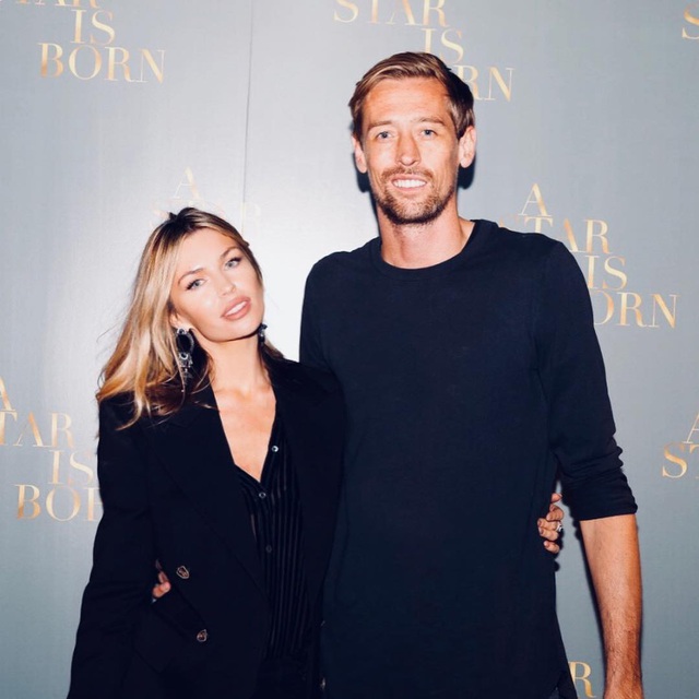  Peter Crouch được vợ khen chu đáo, khéo chăm con 