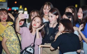 Phương Oanh “Quỳnh búp bê” suýt bị lỡ chuyến bay vì bị bao vây