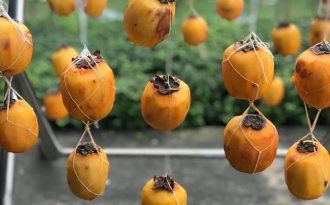 Hồng sấy dẻo kiểu Nhật giá chát, chị em Việt treo đầy ban công