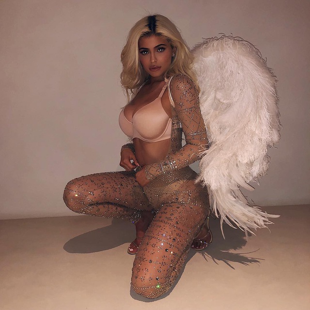 Kylie Jenner là ngôi sao có gu thời trang gây ảnh hưởng nhất - 15