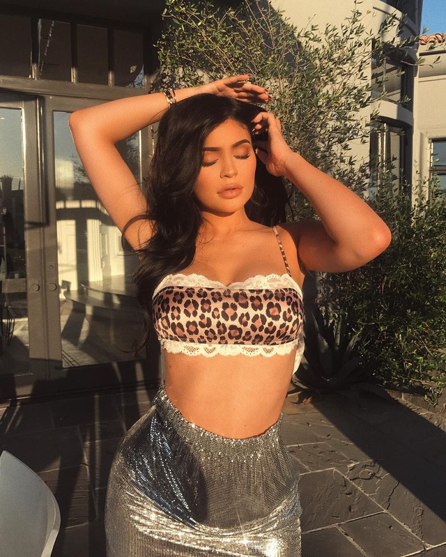 Kylie Jenner là ngôi sao có gu thời trang gây ảnh hưởng nhất - 16