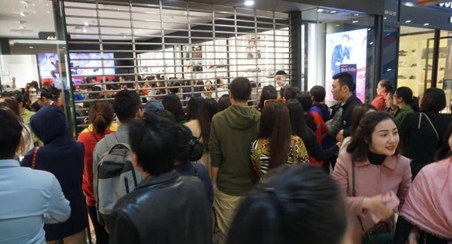 Vừa mở được 10 phút, cửa hàng phải đóng vội vì “vỡ trận” ngày Black Friday