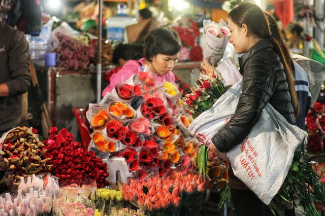 Đối tượng khách hàng phục vụ chủ yếu là các tiểu thương. Nên giá hoa thưởng rẻ hơn hẳn so với mặt bàn chung của thị trường. Tuy nhiên những ngày giáp lễ 20/10 giá hoa có tăng nhẹ so khoảng 10.000 đến 40.000đ so với ngày thường bởi sức mua lớn một số loại hoa còn hiếm hàng.