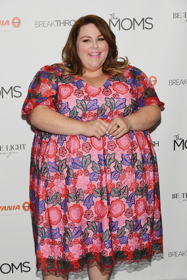 Thân hình quá khổ, Chrissy Metz vẫn diện váy hoa xinh đẹp - 1