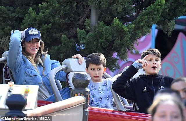 Cuối tuần, Gisele Bundchen đưa con đi chơi ở Disneyland - 7