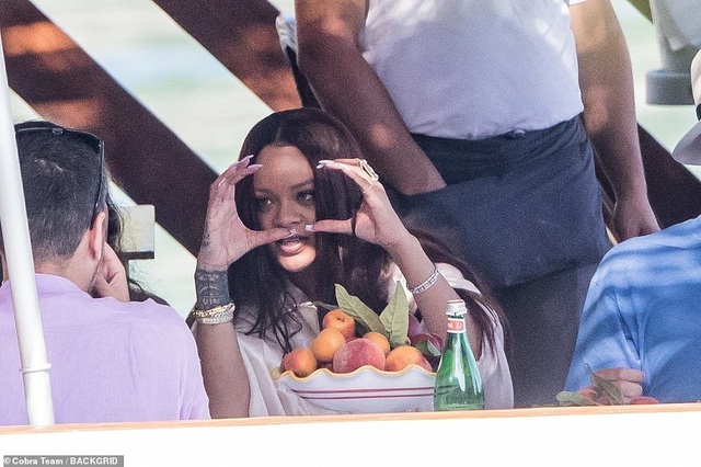 Rihanna hạnh phúc bên bạn trai đại gia - 3