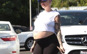 Vũ nữ thoát y bế bụng bầu 9 tháng ra phố