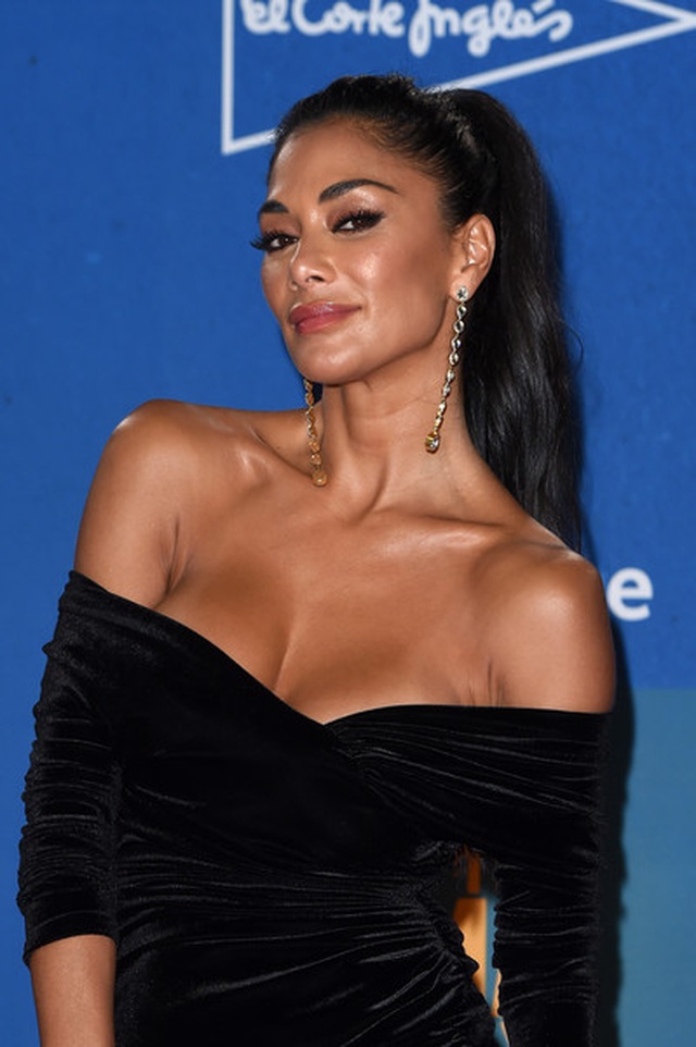 Nicole Scherzinger khoe ngực nảy nở trên sân khấu - 7