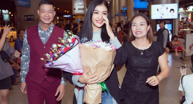 Kiều Loan bật khóc giữa sân bay khi nhận quà ý nghĩa từ fans