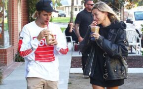 Justin Bieber ra phố uống cà phê cùng Hailey Baldwin
