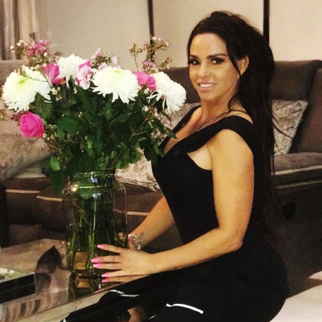 Katie Price để mặt mộc nhợt nhạt lên truyền hình - 7