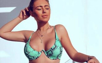 Tyne-Lexy Clarson khoe ngực căng đầy