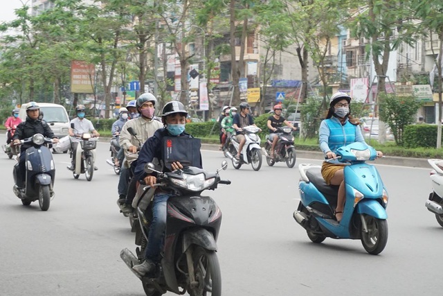 Thời tiết chuyển lạnh đột ngột, người Hà Nội mặc áo rét giữa mùa hè - 12