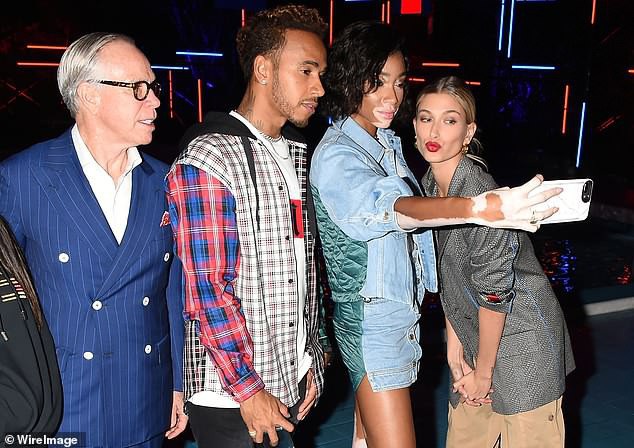  Winnie Harlow và Hailey Baldwin thân thiết với nhau đã lâu 