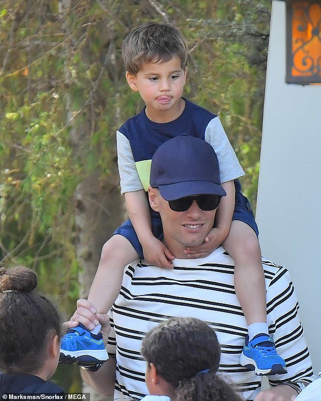 Cuối tuần, Gisele Bundchen đưa con đi chơi ở Disneyland - 3