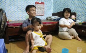 Cận cảnh cuộc sống của đôi vợ chồng tí hon, chỉ cao 1m giữa Hà Nội