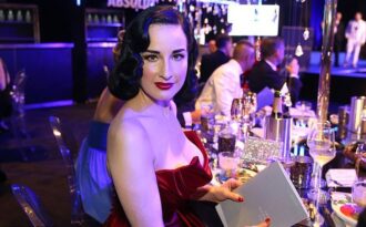 Nhan sắc đáng ngưỡng mộ của vũ nữ thoát y U50 Dita Von Teese
