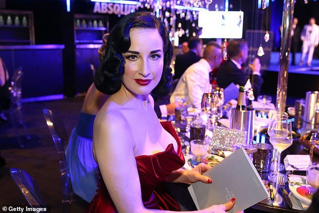 Nhan sắc đáng ngưỡng mộ của vũ nữ thoát y U50 Dita Von Teese - 5