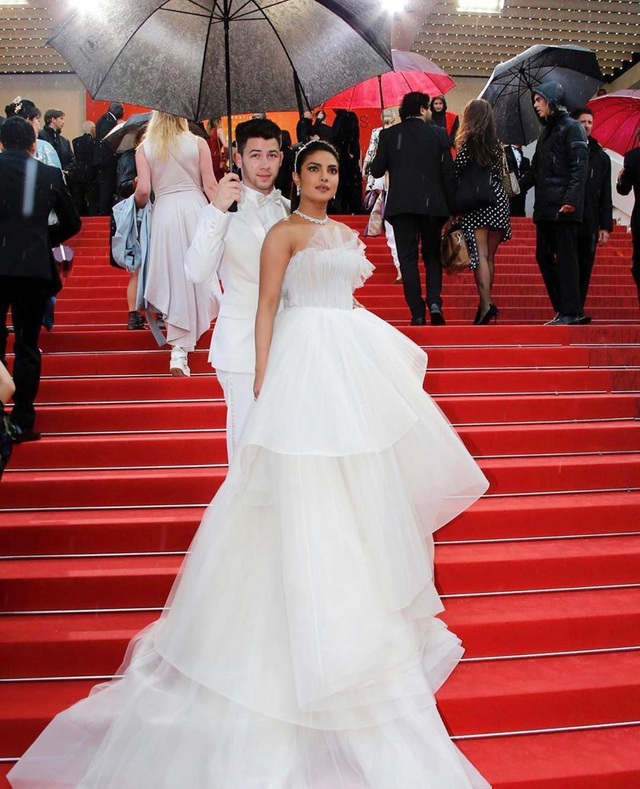 Priyanka Chopra - Nick Jonas: Cặp đôi nổi bật nhất LHP Cannes - 2