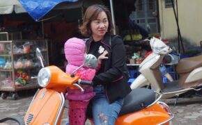 Thời tiết chuyển lạnh đột ngột, người Hà Nội mặc áo rét giữa mùa hè