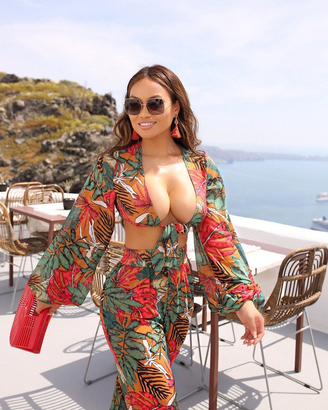 Daphne Joy khoe ngực nảy nở với váy hở bạo - 4