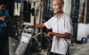 Chuyện kỳ lạ về cụ ông 85 tuổi ở Hà Nội hàng ngày đạp xe đi học đại học