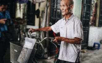 Chuyện kỳ lạ về cụ ông 85 tuổi ở Hà Nội hàng ngày đạp xe đi học đại học