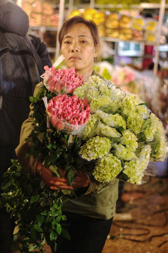 Theo chị Luyến, một người bán hàng lâu năm ở chợ hoa Quảng Bá cho biết, Chợ hoa năm nay sôi động hơn với nhiều loại hoa mới như; Hoa Thảo đường hoàng đế, hoa hạnh phúc,… tuy nhiên loại hoa được ưa chuộng bày bán nhiều nhất vẫn là hoa hồng, hoa ly và hoa baby.