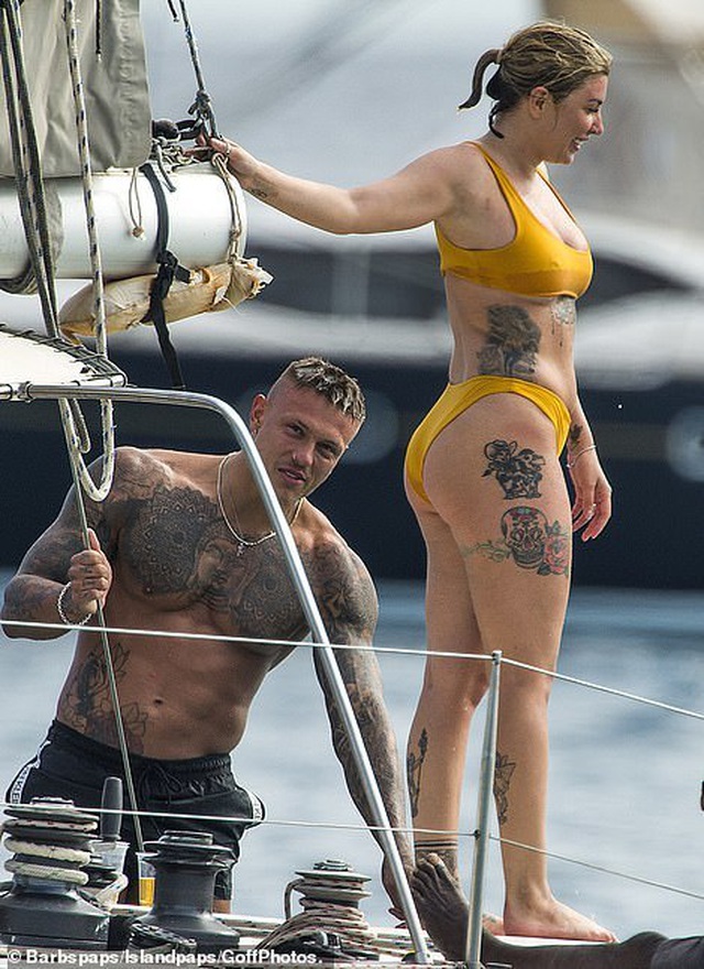 Olivia Buckland khoe dáng quyến rũ bên chồng - 4