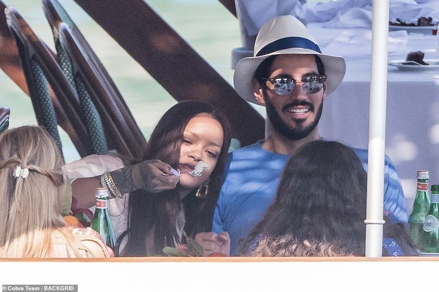 Rihanna hạnh phúc bên bạn trai đại gia - 4