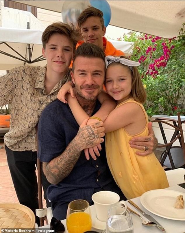 David Beckham trẻ trung bên con trai Romeo - 7