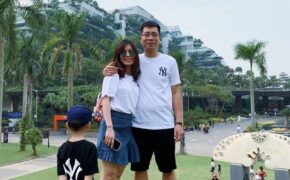 Không nhịn được cười trước biểu cảm “hờn cả thế giới” của cậu bé bị bố mẹ “bắt” chụp hình