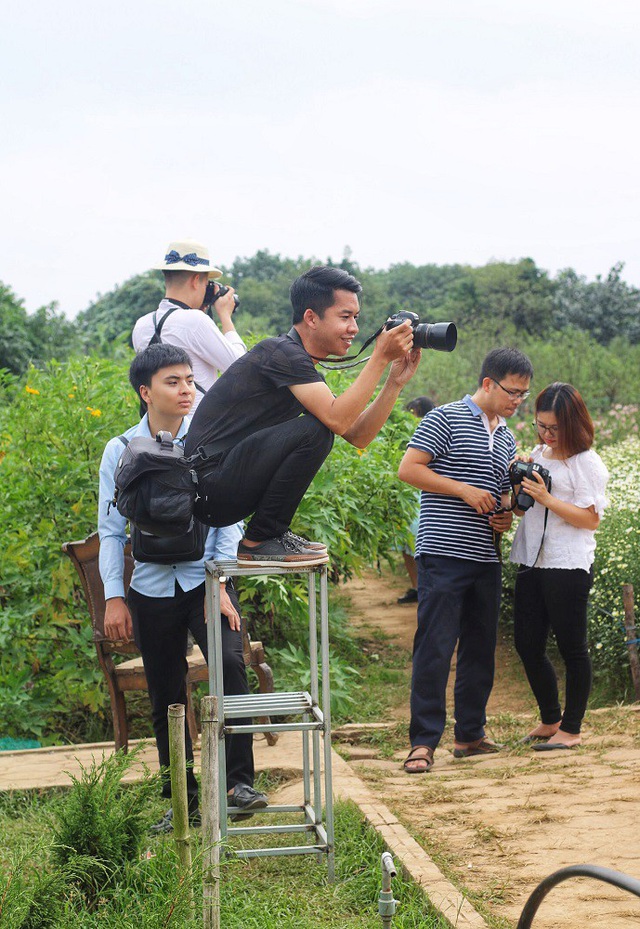  Số lượng người quá đông khiến cho việc chụp hình của thợ ảnh gặp nhiều khó khăn, một số phải đứng trên ghế cao để tránh người xung quanh lọt vào ống kính. 