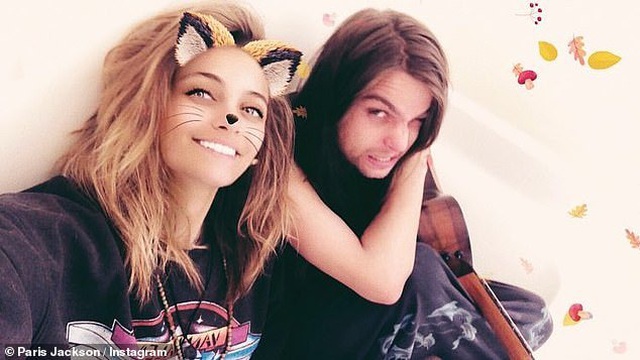 Paris Jackson tình tứ hôn bạn trai - 8