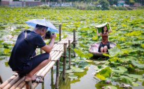 Thiếu nữ Hà Thành mặc áo yếm, chen chân chụp ảnh sen đầu mùa