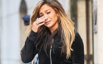 Jennifer Lopez bật khóc trên phố