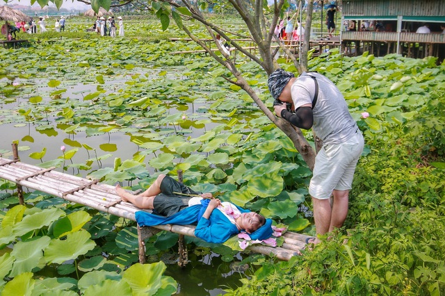 Thiếu nữ Hà Thành mặc áo yếm, chen chân chụp ảnh sen đầu mùa - 9