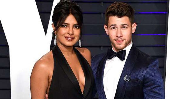 Priyanka Chopra mừng sinh nhật bên chồng kém tuổi - 12