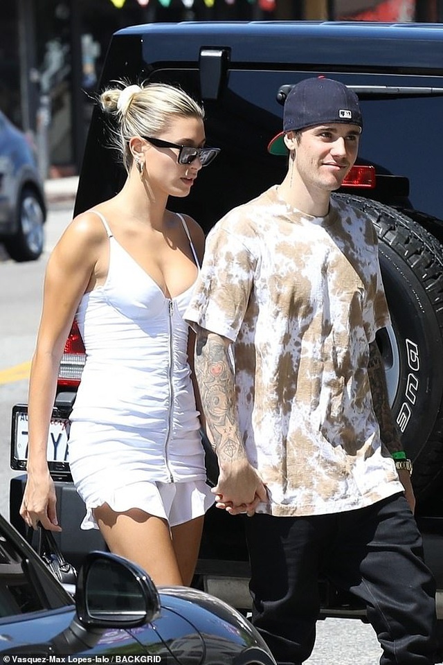 Hailey Baldwin khoe ngực gợi cảm đi ăn cùng Justin Bieber - 3